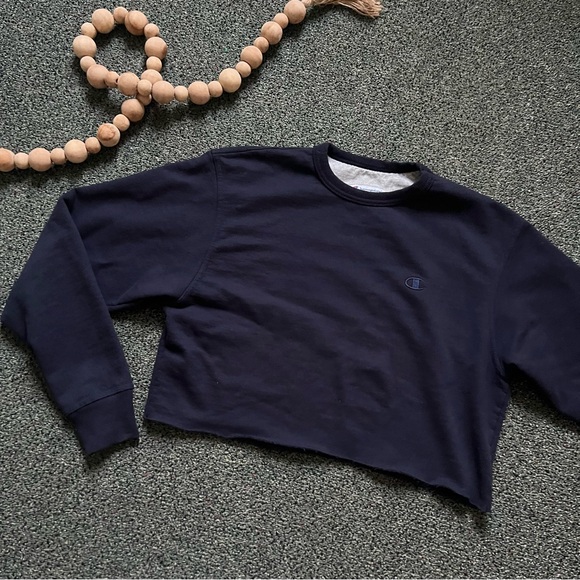 CHAMPION Cropped Raw Hem Navy Blue Crewneck Baggy Sweatshirt Sweater Top Sz M - Picture 9 of 16